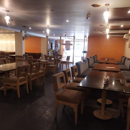 Blossom Rooms Hotel Vashishtha - Free Lunch Or Dinner- Free Breakfast ไฮเดอราบัด ภายนอก รูปภาพ
