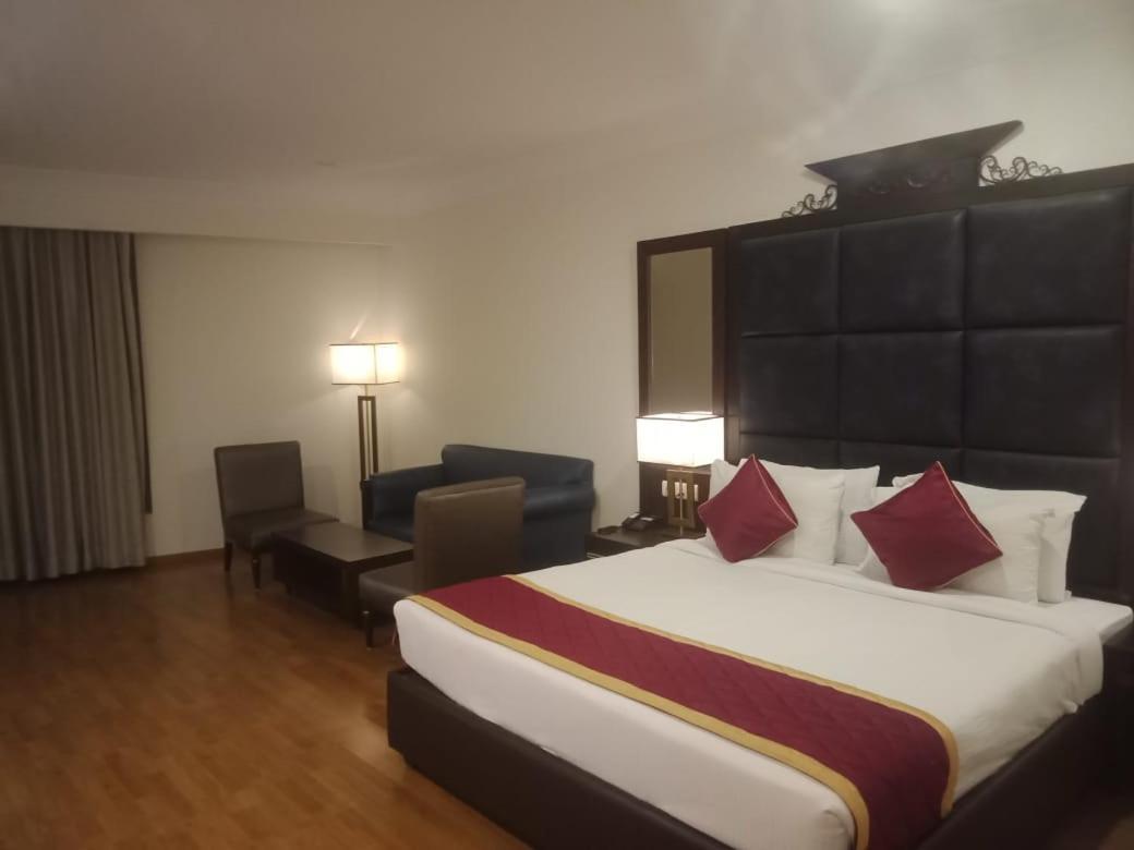 Blossom Rooms Hotel Vashishtha - Free Lunch Or Dinner- Free Breakfast ไฮเดอราบัด ภายนอก รูปภาพ