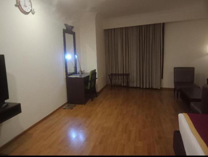 Blossom Rooms Hotel Vashishtha - Free Lunch Or Dinner- Free Breakfast ไฮเดอราบัด ภายนอก รูปภาพ