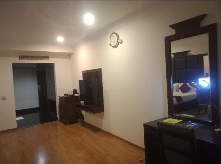 Blossom Rooms Hotel Vashishtha - Free Lunch Or Dinner- Free Breakfast ไฮเดอราบัด ภายนอก รูปภาพ