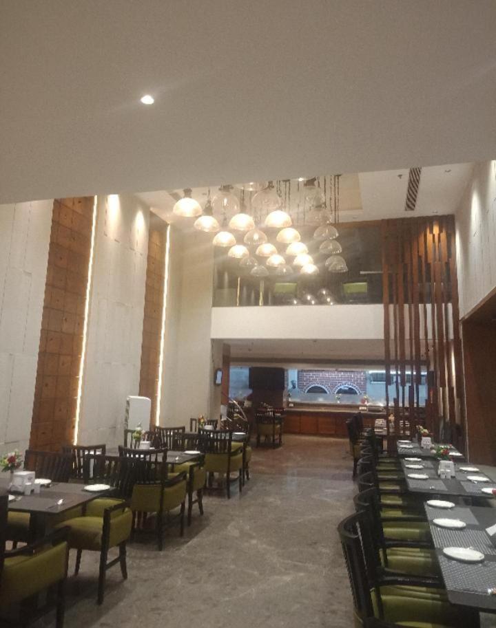 Blossom Rooms Hotel Vashishtha - Free Lunch Or Dinner- Free Breakfast ไฮเดอราบัด ภายนอก รูปภาพ