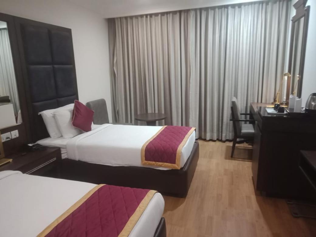 Blossom Rooms Hotel Vashishtha - Free Lunch Or Dinner- Free Breakfast ไฮเดอราบัด ภายนอก รูปภาพ