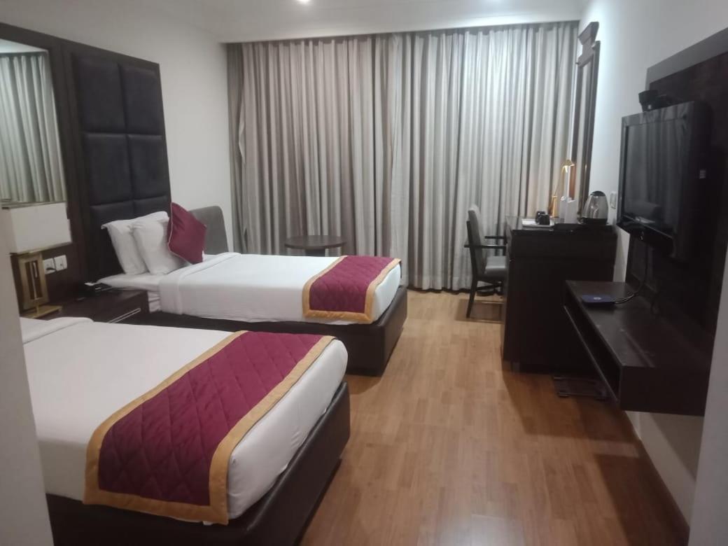 Blossom Rooms Hotel Vashishtha - Free Lunch Or Dinner- Free Breakfast ไฮเดอราบัด ภายนอก รูปภาพ
