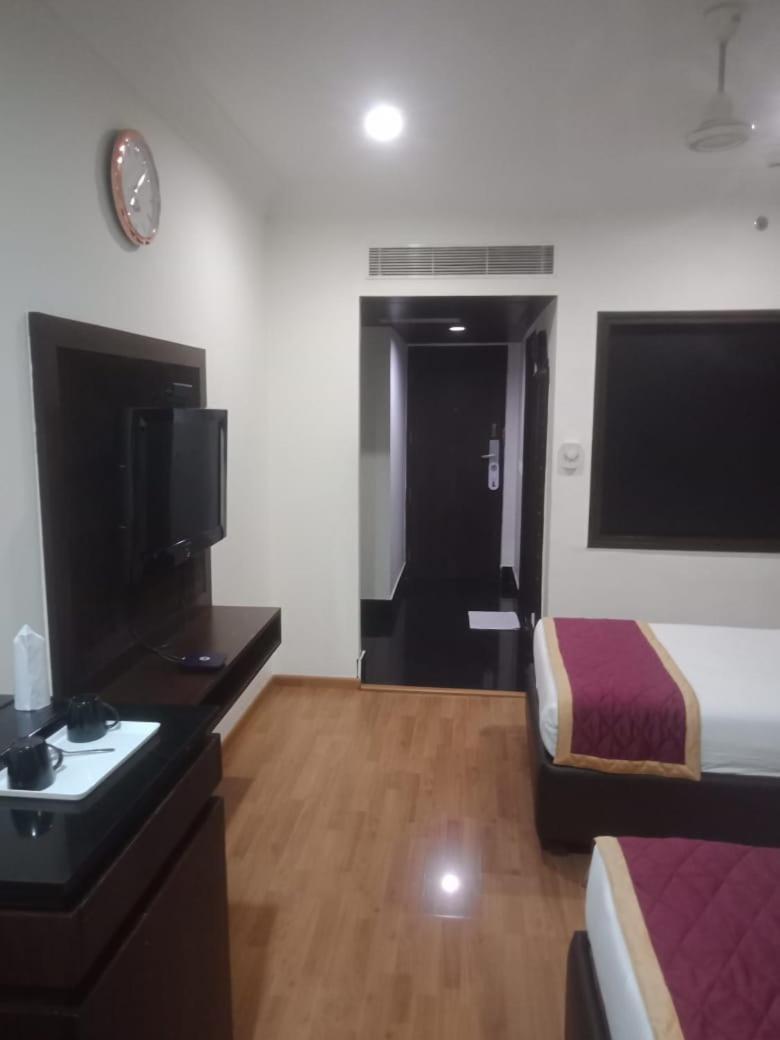 Blossom Rooms Hotel Vashishtha - Free Lunch Or Dinner- Free Breakfast ไฮเดอราบัด ภายนอก รูปภาพ