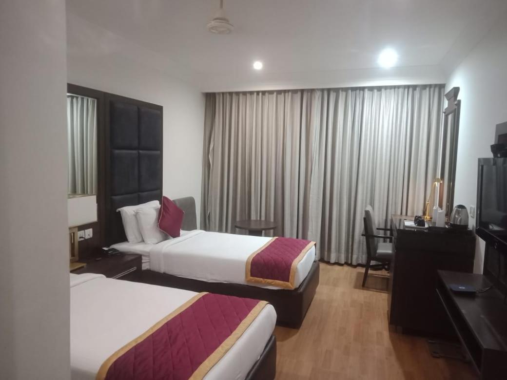 Blossom Rooms Hotel Vashishtha - Free Lunch Or Dinner- Free Breakfast ไฮเดอราบัด ภายนอก รูปภาพ