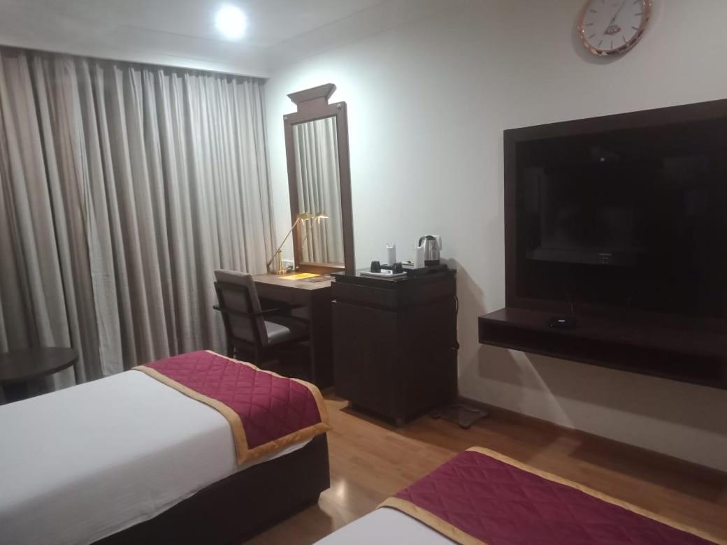 Blossom Rooms Hotel Vashishtha - Free Lunch Or Dinner- Free Breakfast ไฮเดอราบัด ภายนอก รูปภาพ