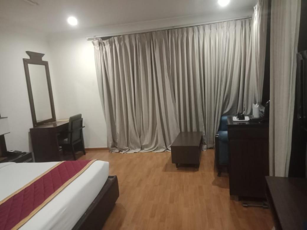 Blossom Rooms Hotel Vashishtha - Free Lunch Or Dinner- Free Breakfast ไฮเดอราบัด ภายนอก รูปภาพ
