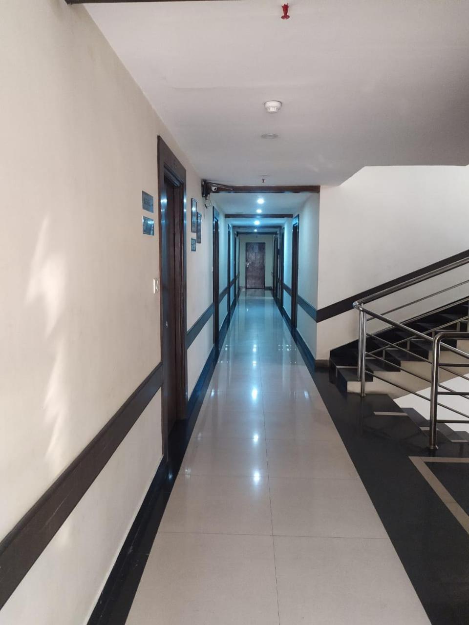 Blossom Rooms Hotel Vashishtha - Free Lunch Or Dinner- Free Breakfast ไฮเดอราบัด ภายนอก รูปภาพ
