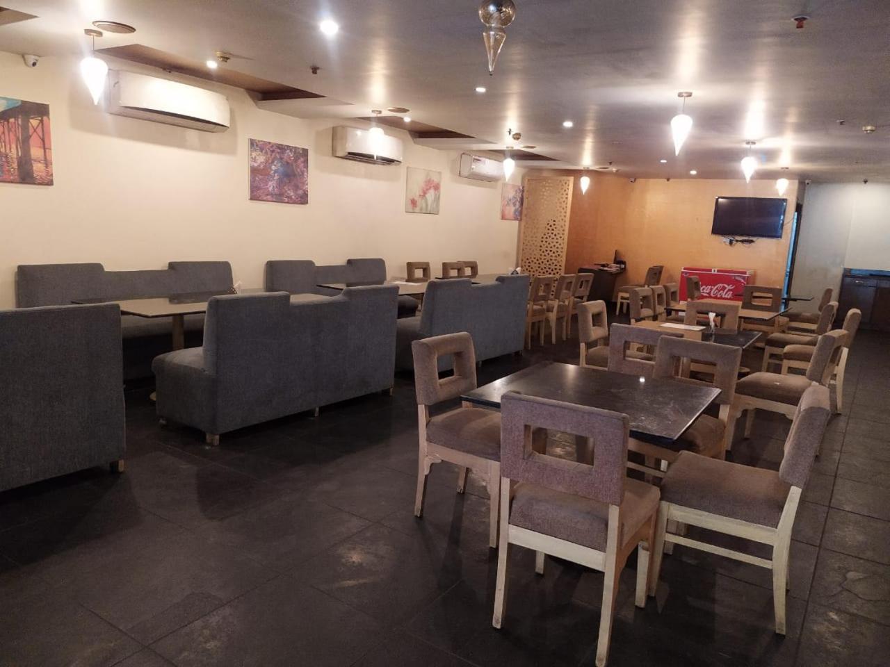 Blossom Rooms Hotel Vashishtha - Free Lunch Or Dinner- Free Breakfast ไฮเดอราบัด ภายนอก รูปภาพ