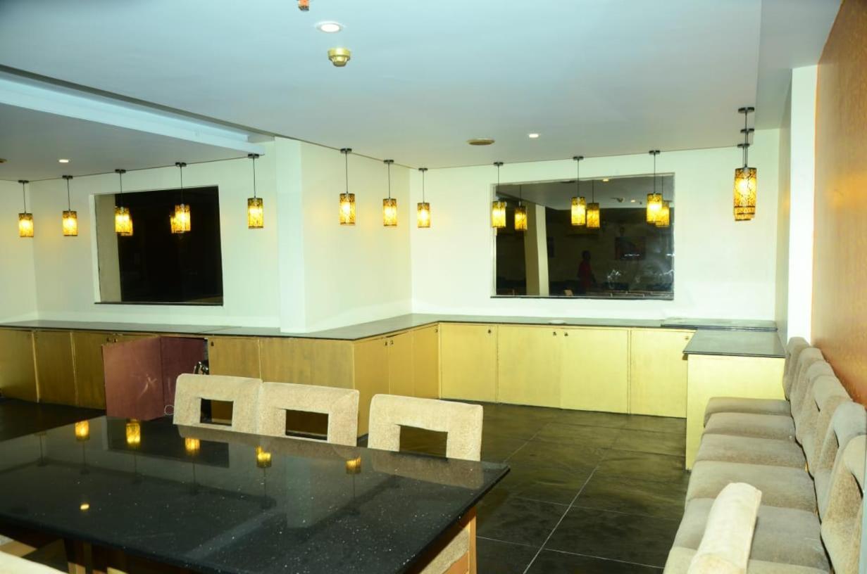 Blossom Rooms Hotel Vashishtha - Free Lunch Or Dinner- Free Breakfast ไฮเดอราบัด ภายนอก รูปภาพ