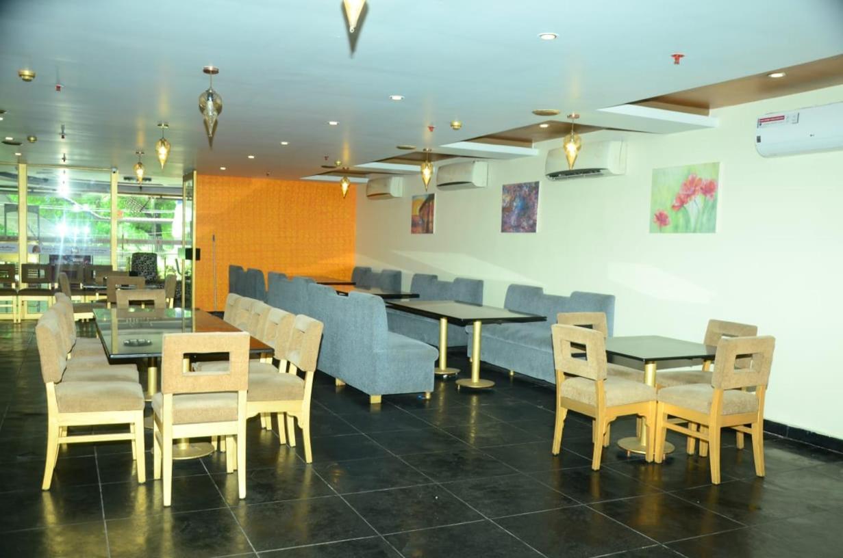 Blossom Rooms Hotel Vashishtha - Free Lunch Or Dinner- Free Breakfast ไฮเดอราบัด ภายนอก รูปภาพ