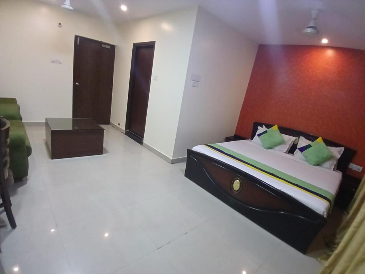 Blossom Rooms Hotel Vashishtha - Free Lunch Or Dinner- Free Breakfast ไฮเดอราบัด ภายนอก รูปภาพ