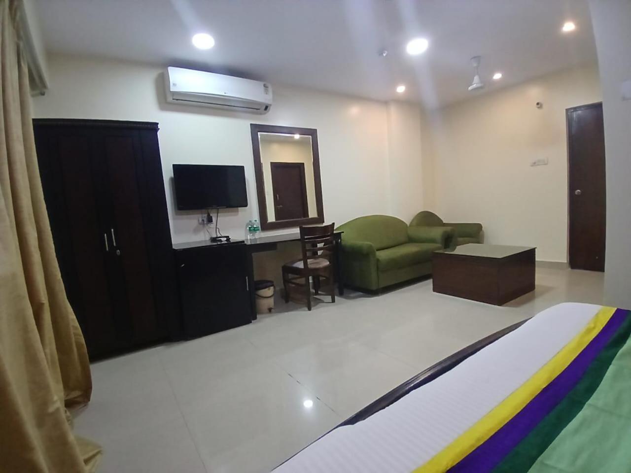 Blossom Rooms Hotel Vashishtha - Free Lunch Or Dinner- Free Breakfast ไฮเดอราบัด ภายนอก รูปภาพ